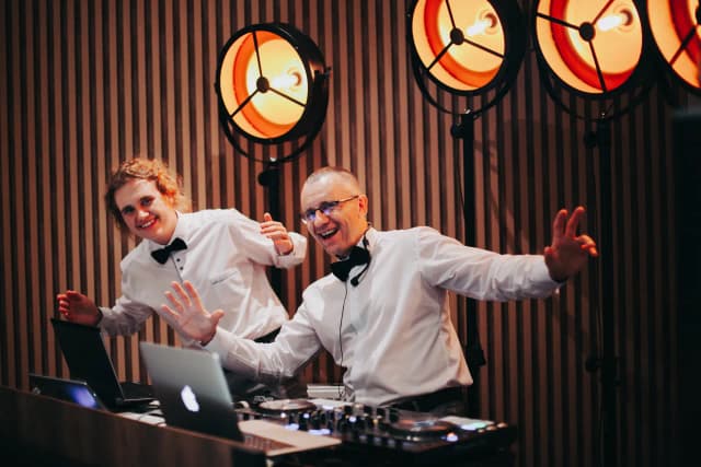 Ile kosztuje DJ na wesele? Poznaj ceny i ukryte wydatki