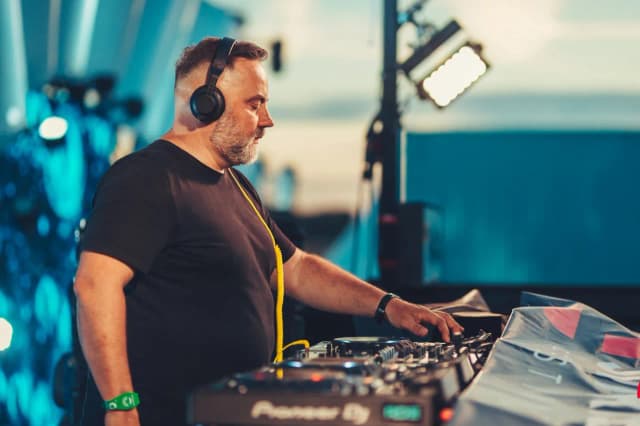 DJ Kris ile ma lat? Odkryj wiek i historię tej ikony muzyki DJ Kris ile ma lat? Odkryj wiek i historię tej ikony muzyki